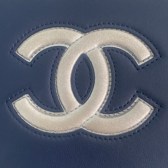 CHANEL cross body tu-tone lambskin wallet on the chain bag, blue and silver - Picture 4 of 16